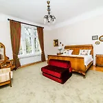 Spacious 3Bdr Apt With A Balcony In The Center!
