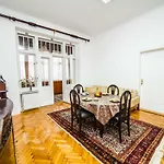 Spacious 3Bdr Apt With A Balcony In The Center!