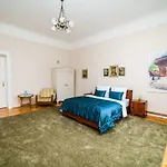Spacious 3Bdr Apt With A Balcony In The Center!