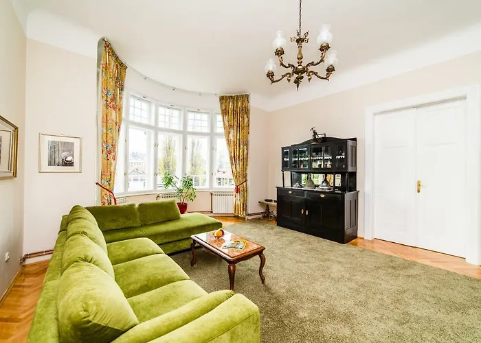 Spacious 3Bdr Apt With A Balcony In The Center!