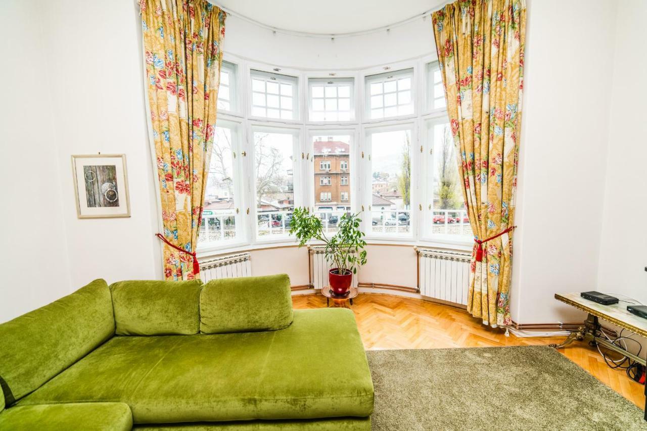 Spacious 3bdr With A Balcony In The Center! Apartment *