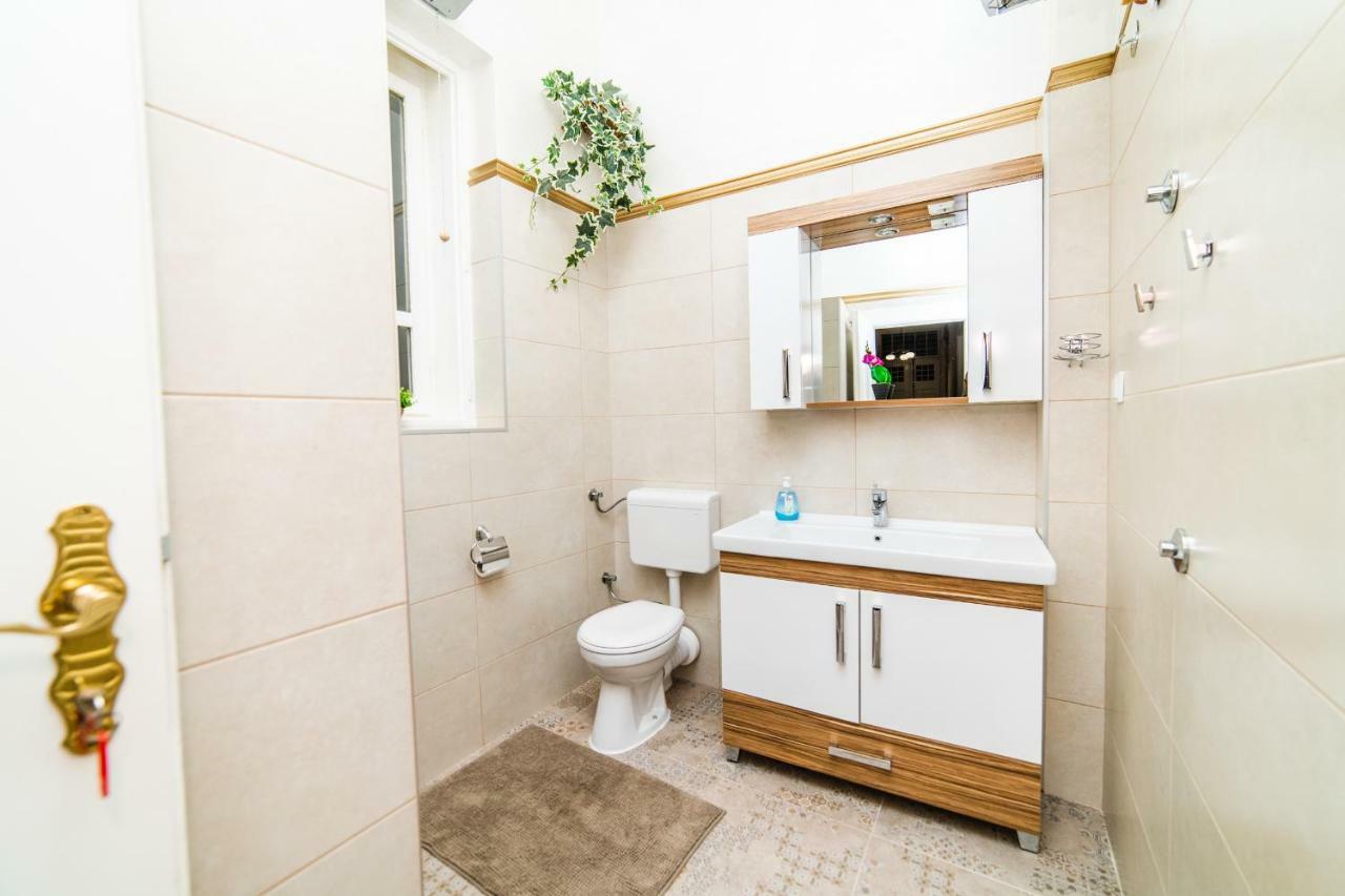 Apartment Spacious 3bdr With A Balcony In The Center! *